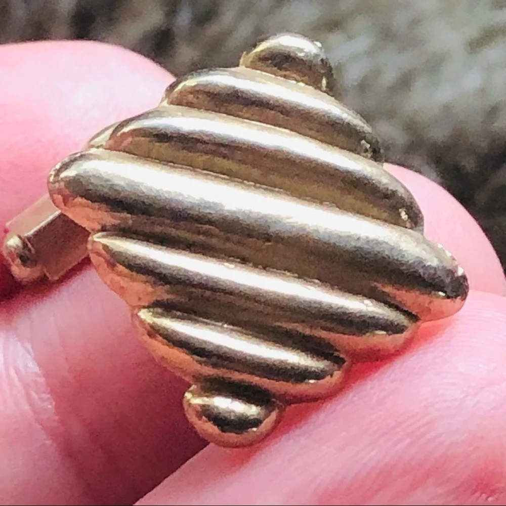 Vintage men’s gold textured square tilted style cuff links